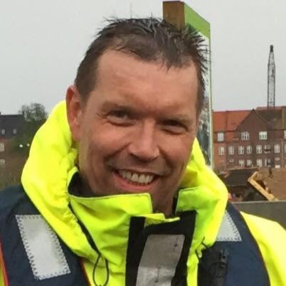 Micael Torp i refleksvest på en arbejdsplads